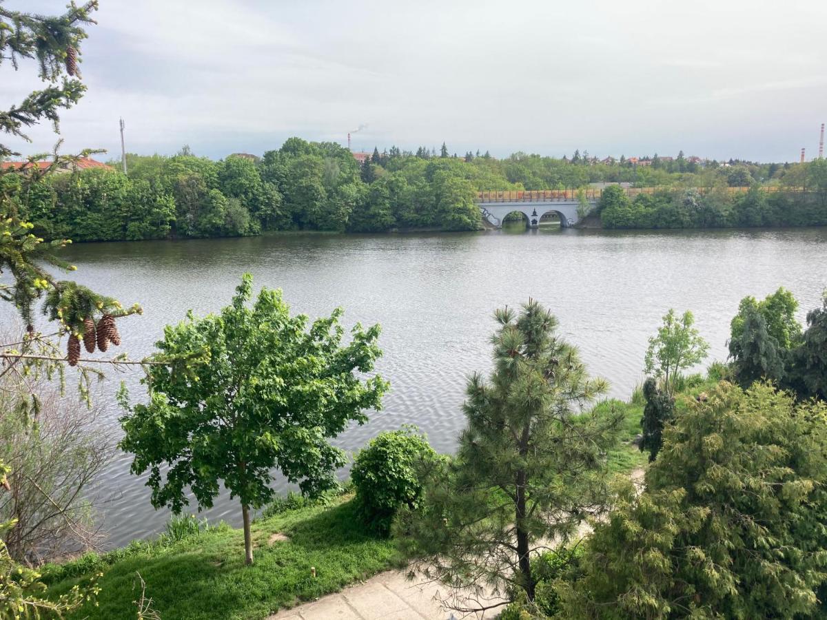 Apartments Near The Pond Прага Екстериор снимка